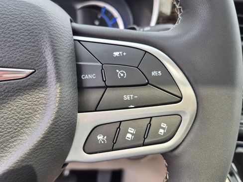 Used 2023 Chrysler Pacifica Limited FWD image 32