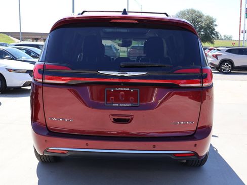 Used 2023 Chrysler Pacifica Limited FWD image 7