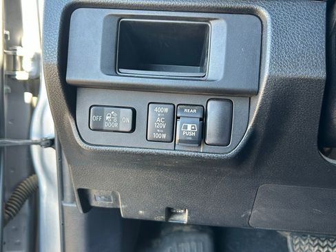 Used 2017 Toyota Tacoma TRD Off-Road w/ Tow Package (A/T) image 21