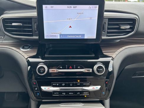Used 2022 Ford Explorer Limited w/ Equipment Group 301A AWD/4WD image 19