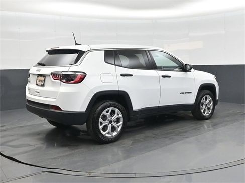 Used 2025 Jeep Compass Sport image 3