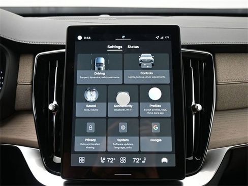 New 2026 Volvo XC90 B6 Plus w/ Protection Package Premier image 16