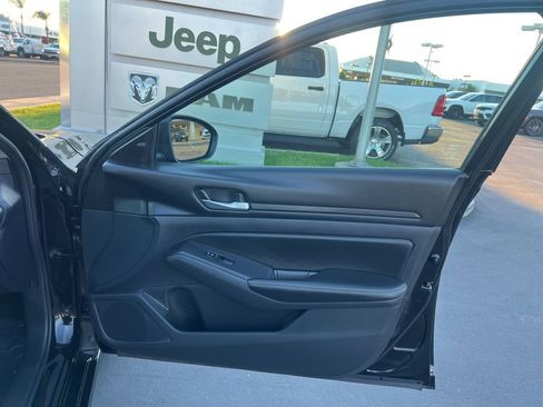 Used 2025 Nissan Altima 2.5 SV FWD image 28