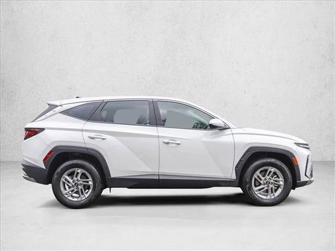 Certified 2025 Hyundai Tucson SE image 4