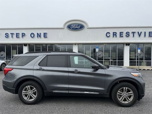 Used 2024 Ford Explorer XLT image 4