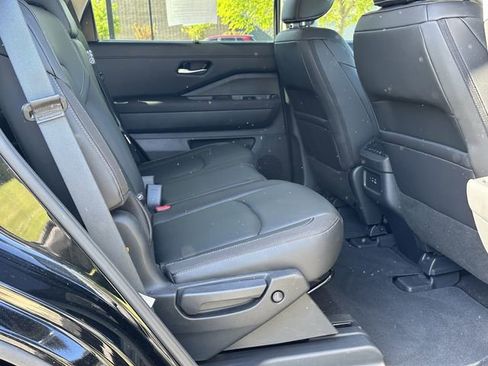 Certified 2025 Nissan Pathfinder SL w/ Black Appearance Package FWD image 16