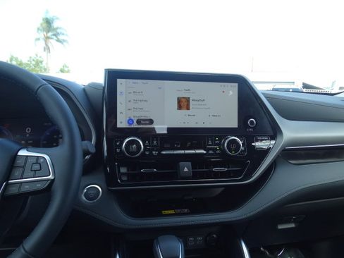 New 2025 Toyota Highlander Limited image 18