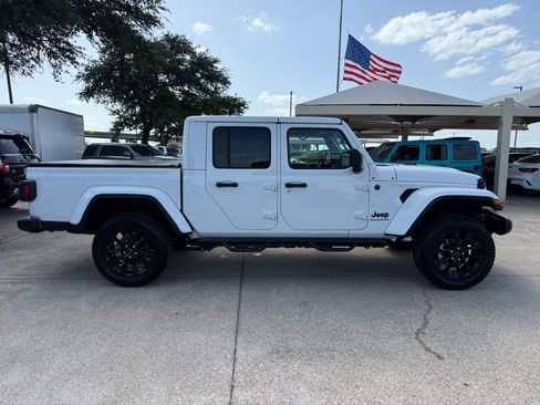 Used 2025 Jeep Gladiator Sport AWD/4WD image 8
