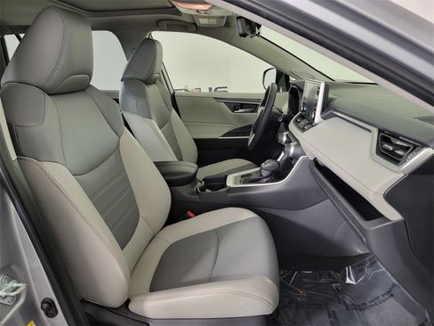 Used 2019 Toyota RAV4 XLE Premium image 18
