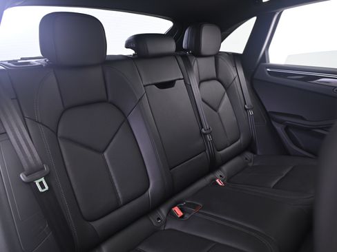 Certified 2023 Porsche Macan AWD/4WD image 19