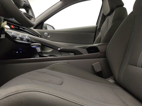 Used 2025 Hyundai Elantra SE FWD image 17