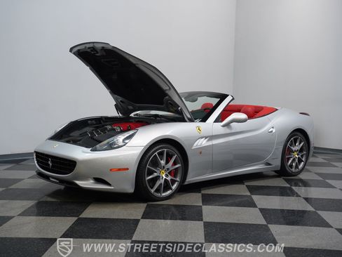 Used 2010 Ferrari California RWD image 31