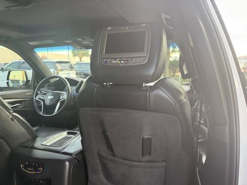 Used 2018 Cadillac Escalade ESV Platinum image 37