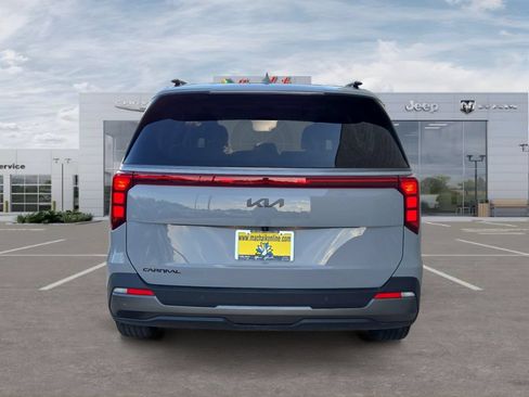 Used 2025 Kia Carnival SX w/ SX Dark Edition Package FWD image 4