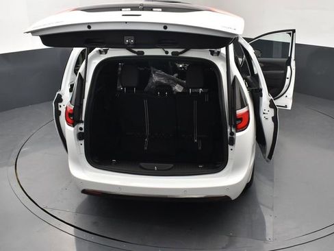 New 2026 Chrysler Pacifica Select AWD/4WD image 29