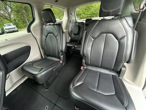 Used 2023 Chrysler Pacifica Touring-L FWD image 25