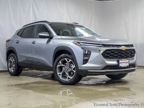Used 2025 Chevrolet Trax LT FWD image 2