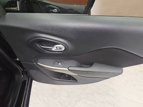 Used 2017 Jeep Cherokee Latitude w/ Safety/Convenience Group AWD/4WD image 21
