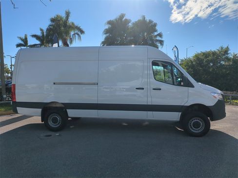 Used 2024 Mercedes-Benz Sprinter 2500 image 4