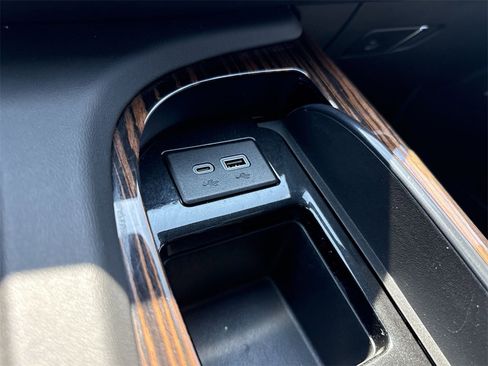 Used 2024 Cadillac Escalade Premium Luxury image 38