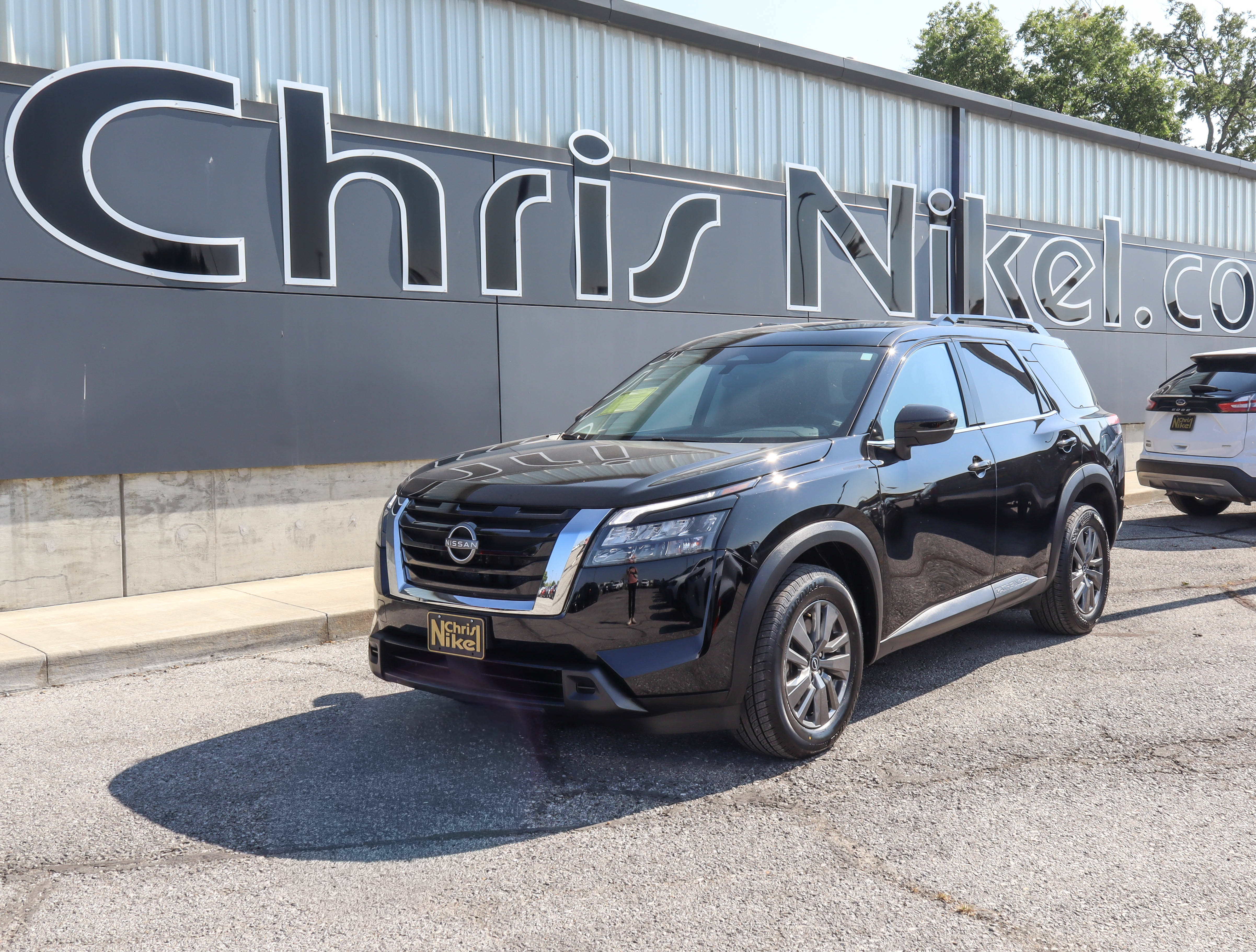 Used 2025 Nissan Pathfinder SV FWD image 1