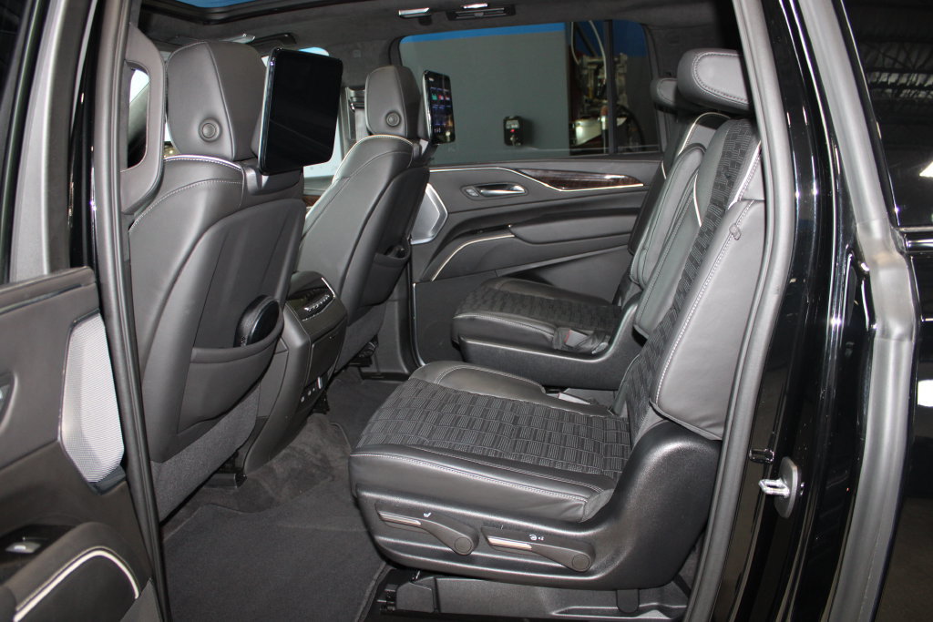 Used 2023 Cadillac Escalade ESV Sport Platinum w/ LPO, ONYX Package AWD/4WD image 9