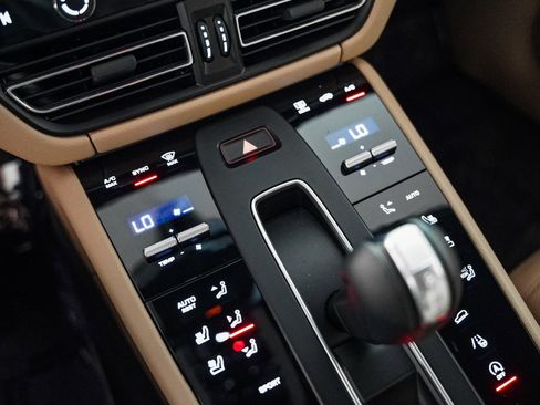 Certified 2025 Porsche Macan image 24