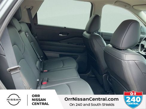 Used 2025 Nissan Pathfinder SL w/ Black Appearance Package FWD image 12