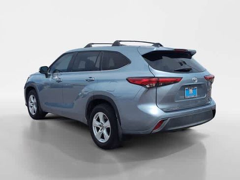 Used 2022 Toyota Highlander LE AWD/4WD image 3