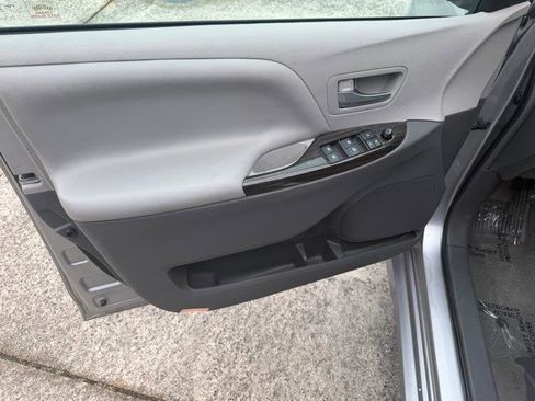 Used 2018 Toyota Sienna XLE FWD image 17