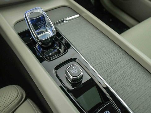 Certified 2025 Volvo XC60 B5 Ultra w/ Protection Package Premier image 24