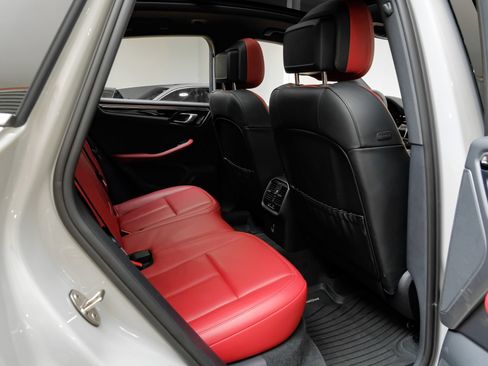 Used 2024 Porsche Macan AWD/4WD image 39