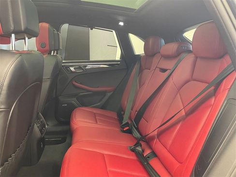 Certified 2025 Porsche Macan image 17
