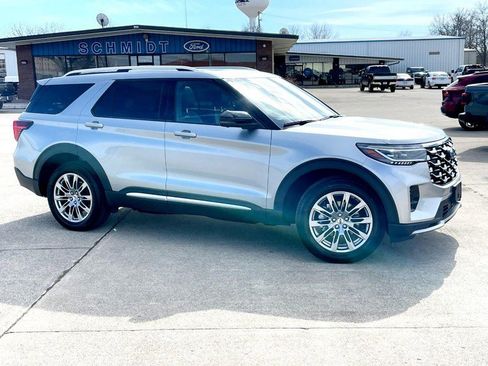 Used 2025 Ford Explorer Platinum image 3