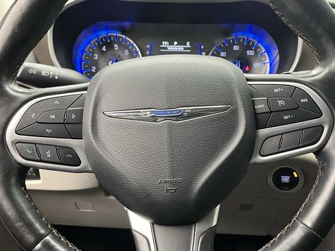 Used 2019 Chrysler Pacifica Touring-L FWD image 15
