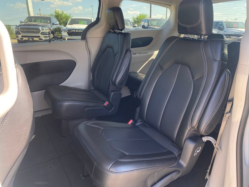 Used 2024 Chrysler Pacifica Touring-L FWD image 24