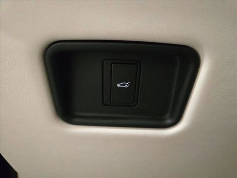 Used 2023 Land Rover Range Rover Long Wheelbase SE image 28