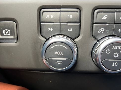 Used 2025 GMC Sierra 2500 Denali Ultimate image 31