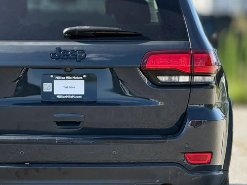 Used 2018 Jeep Grand Cherokee Laredo AWD/4WD image 14