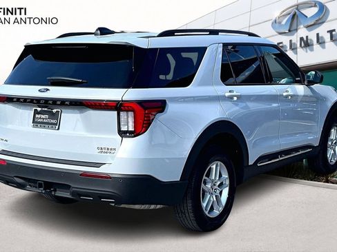 Used 2025 Ford Explorer Active AWD/4WD image 2