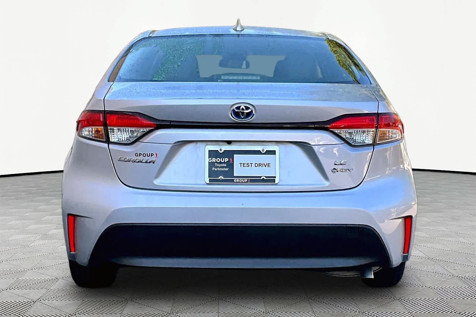 Used 2025 Toyota Corolla LE FWD image 5