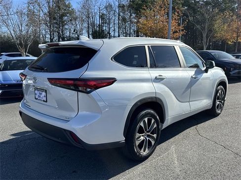 Used 2023 Toyota Highlander XLE image 7