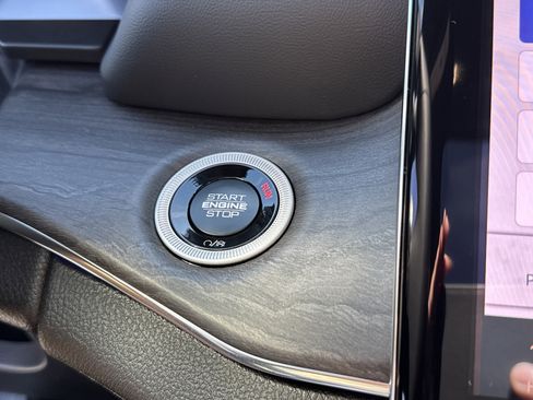 New 2025 Jeep Grand Cherokee Overland w/ Luxury Tech Group IV image 36