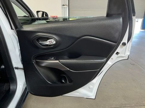 Used 2019 Jeep Cherokee Latitude Plus FWD image 15