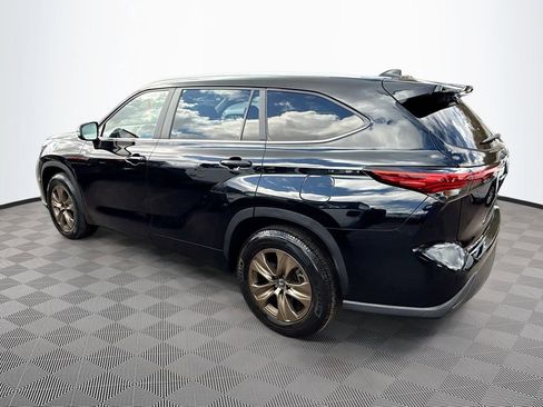 Used 2023 Toyota Highlander Bronze Edition FWD image 9