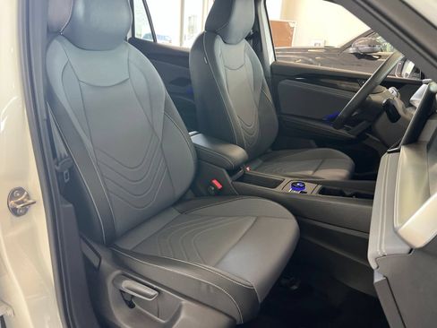 Used 2025 Volkswagen Tiguan SE R-Line FWD image 36