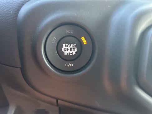 Used 2021 Jeep Gladiator Sport image 36