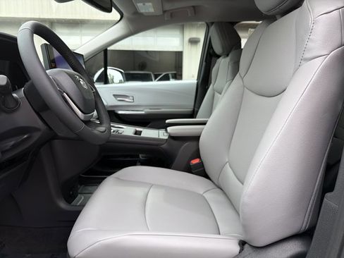 Used 2025 Toyota Sienna XLE AWD/4WD image 11