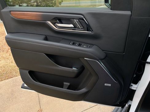 Used 2025 GMC Yukon Denali w/ Denali Reserve Package image 27