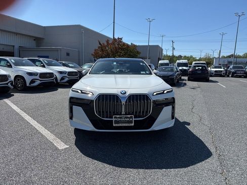 Used 2025 BMW 740i xDrive AWD/4WD image 2